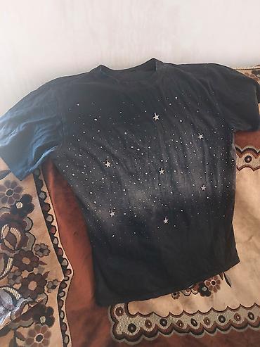 Костюмы: Qadınlar üçün iki hissəli dəst – qara t‑şört və şalvar. - Rəng: qara - — 2
