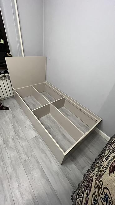 bunk bed: Односпальная кровать с высоким изголовьем и коробом для хранения. - — 1