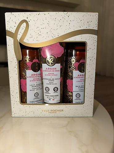 skrab: Yves Rocher “Argan & Rose Petals” hədiyyə dəsti Tərkib: - Bədən — 1