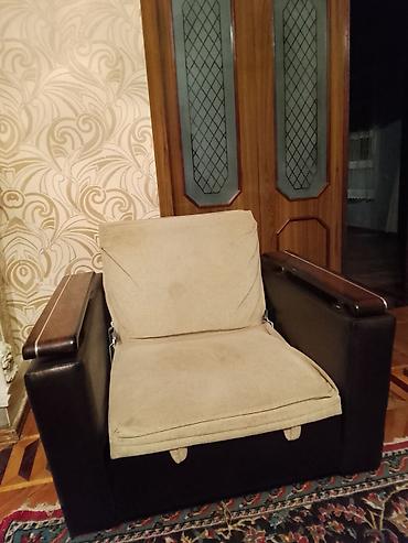 Geniş oturacaqlı və yumşaq yastıqlı rahat kreslo.2 ədəddir 1 I 50 azn