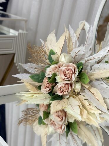 Stend vitrinləri: Ağ rəngdə qarışıq güllərlə 14 ədədli xonça dəsti satılır. Üzərində — 15