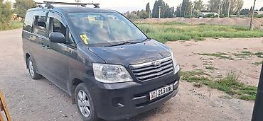 Toyota Noah: 2004 г., 2 л, Автомат, Бензин, Минивэн