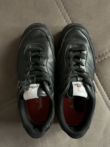 кроссовка для волейбола: Продаю кроссовки итальянского бренда ellesse, в хорошем состоянии