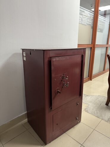 сейф оружейный шкаф: Металлический сейф, предназначенный для хранения ценностей, документов