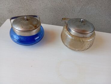 şuşə qablar: İki ədəd şəkər qabı, hər biri metal qapaqlı və tutacaqlıdır. Bir qab