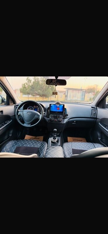 Hyundai: Hyundai i30, qara rəng, 5 qapılı hatchback. Mühərrik və yürüş - CRDi — 5