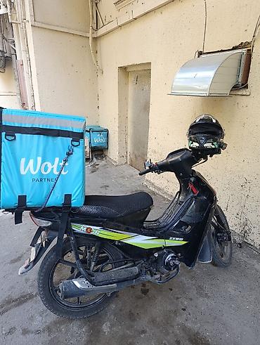 moon zx50: Wolt çatdırılma üçün uyğunlaşdırılmış moped satılır. Şəkillərdə — 2