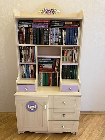 kitab skaflari: Qız otağı üçün kitab rəfi və komod birləşməsi. *Komplektə yalnız — 1