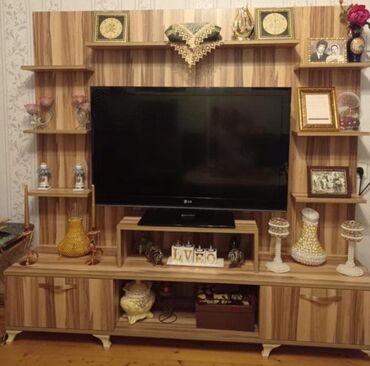 Komodlar: Düz TV altlığı, Polkalı, Laminat