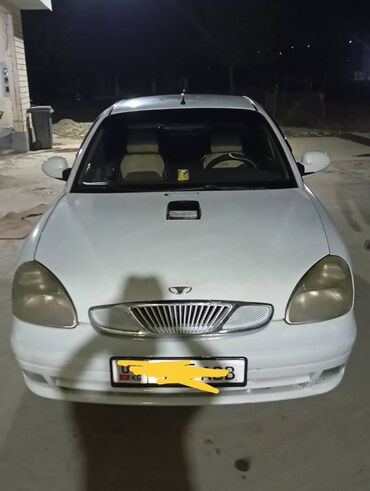 машына приора: Daewoo Nubira седан, белый цвет. Основные особенности: - Кузов седан