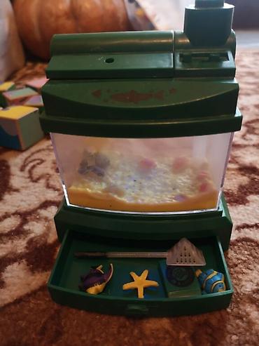 Игрушки: Чемоданчик медика-50 сом, динозавры - 50 сом, игра рыбки, нет — 14