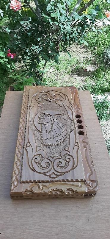 Nərdlər: Bu, taxta materialdan hazırlanmış, oyma bəzəkləri olan nərd oyun — 3