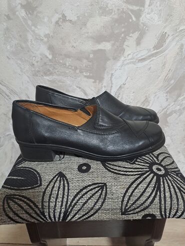 обувь женская: Туфли 40, цвет - Черный