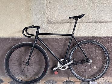 Фикс-байк (fixed gear) с трековой геометрией и прямой стальной вилкой