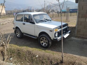 уаз авто: LADA Niva 4x4 белого цвета с полным приводом. Автомобиль оснащен двумя