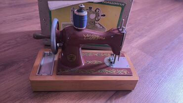 Игрушки: Продаю детскую швейную машинку СССР. Цена 2000 сом. Обращаться в ЛС