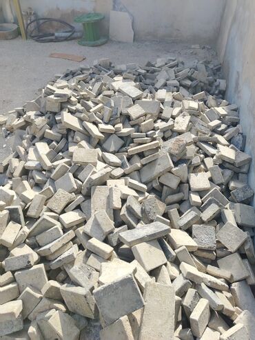 Digər bitirmə materialları: Tamet işlənmişdir arxası sement deyil qumun üstündən sökülüb təxmini