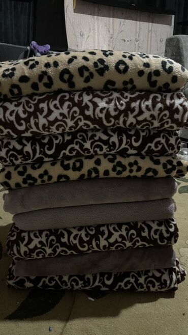 Посуда: Предлагается набор различной посуды, включающий круглые и квадратные — 19