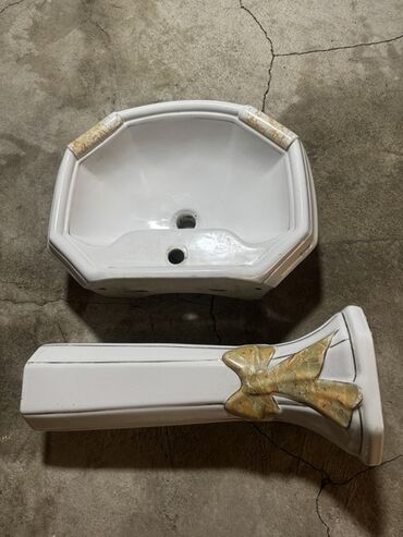 Умывальники, тюльпаны: Ağ rəngdə, ayaqlı lavabo. Lavabonun yuvarlaq küncləri və lavabonun