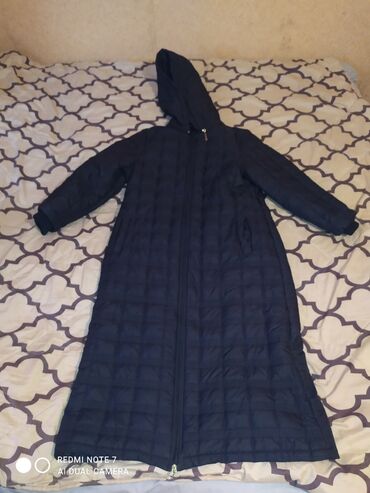 Pencəklər: Uzun qadın qış paltosu – tünd göy rəngdə, kapüşonlu, yüngül və isti