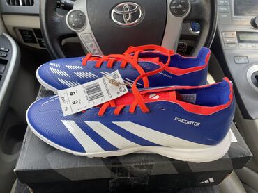 kişi krasovkası: Adidas Predator League Turf Soccer Shoes Adidasin rəsmi saytınnan 41