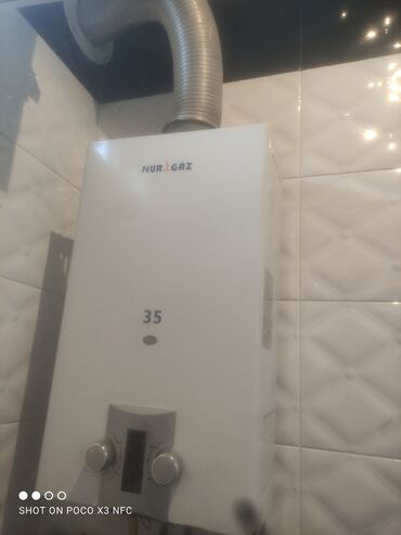 Kondisionerlər: Nur Gaz markalı, divara quraşdırılan ağ rəngli su qızdırıcısı. Cihazın
