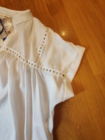 Futbolka və maykalar: Ağ rəngli, qısaqol qadın bluzası. Bluzanın yaxası V formalıdır və — 3