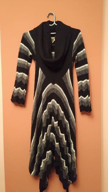 zlatnosrebrni pleteni kaiscm duzina: Crno-siva haljina od pletene pamučne trikotaže sa velikom rol kragnom