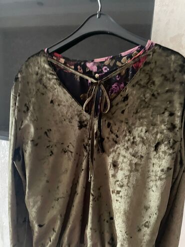 Dəstlər, kostyumlar: Brend: SABRA Ölçü: 40-46-48 Məhsul təsviri: - 2 parçadan ibarət dəst — 7