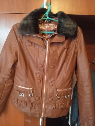 женская куртка зима: Кожаная куртка женская размер 38-40. дэми