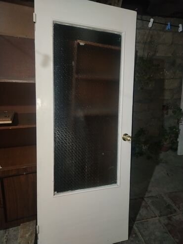 kohne taxtalar: Ağ rəngdə, şüşəli taxta qapı. Xüsusiyyətlər: - Material: taxta