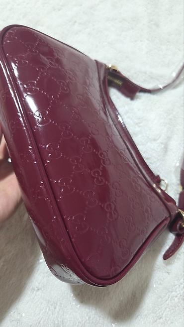 Nova torbica, nekorišćena i odmah dostupna. 👜✨ Moderan i praktičan