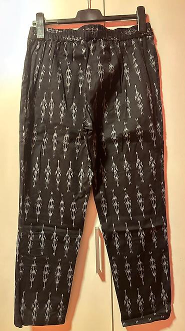 springfield pantalone zenske: Pantalone, 7/8, tanji materijal, crne sa belo- sivim detaljima, pojas — 7