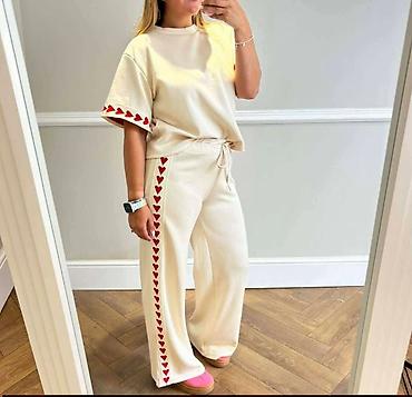 Gornji i donji deo: Ženski komplet trenerke – majica + široke pantalone - Model — 1