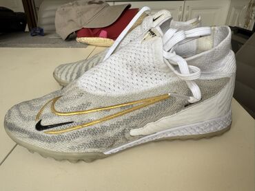 футбольный кеды: Бутсы Nike Phantom React Pro Turf в бело-серой расцветке с золотистым