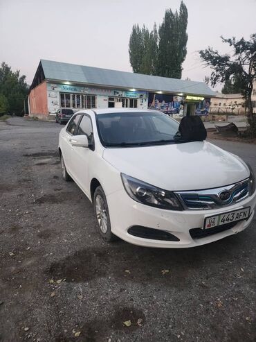 китайские авто: BYD E5 – это электрический седан белого цвета, оснащенный номерным