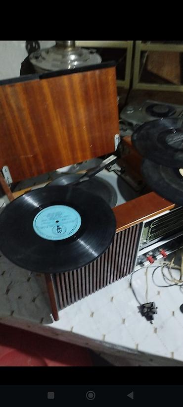 patefon: Vinil plaqlar üçün retro pikap və daxili radio/akustika bloku — 1