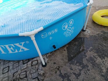 Бассейны: Бассейн Intex с прочным каркасом и голубыми стенками. Легко