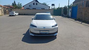 авто базар: Elektrik sedan – ağ rəng, aerodinamik fastback kuzov, zərif LED — 1