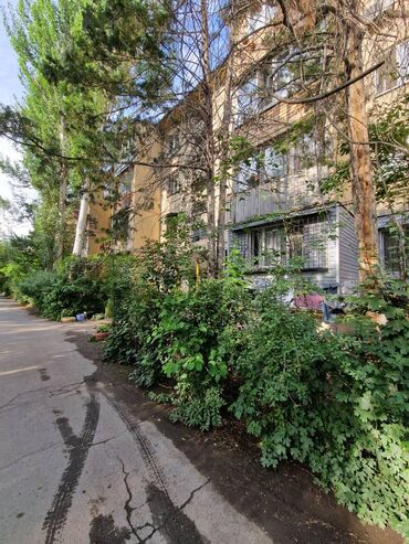 снять жилье в кыргызстане: 3 бөлмө, 58 кв. м, 104-серия, 3 кабат, Эски ремонт
