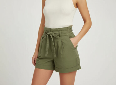 krótkie spodenki przed kolano: House, Shorts for women, size S