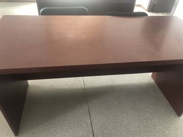 Ofis masaları: Yeni, Konfrans zalı üçün, Dördbucaq masa