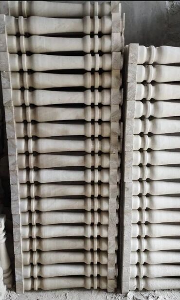 Pilləkən məhəccərləri: Ağ rəngli, müxtəlif formalı və ölçülü dəmir-beton sütunlar. Bu — 46