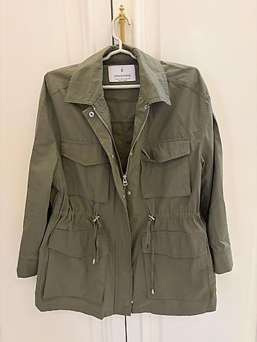 Kurtkalar: Stradivarius qadın parka/kurtka - Rəng: xaki (zeytun yaşılı) - Model — 1