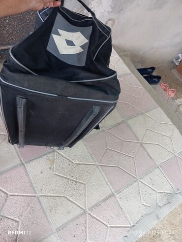 İdman çantaları: Idman üçün təkərli sumkalar satılır 3 ədəddir yekə sumkadir əla — 10