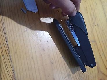 stepler boyuk: Qara stolüstü skobyator (stapler) - Standart ofis ölçülü skoblarla — 1
