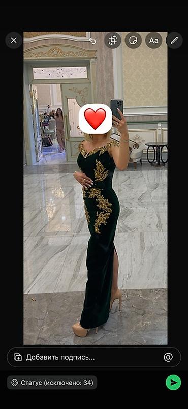 Zərif gecə libası – tünd yaşıl məxmər - Model: bədənə oturan, uzun