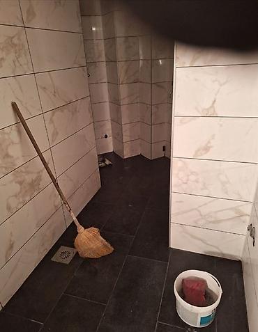 Građevinarstvo i rekonstrukcija: Profesionalni keramičar radi postavljanje svih vrsta pločica oblaganje — 8