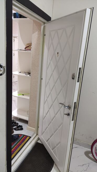 Furnitura və aksessuarlar: Bu, ev və ya ofis üçün uyğun olan, romb formalı naxışlarla bəzədilmiş