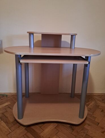 kompjuterski stolovi: Radni sto, Iverica, Upotrebljenо